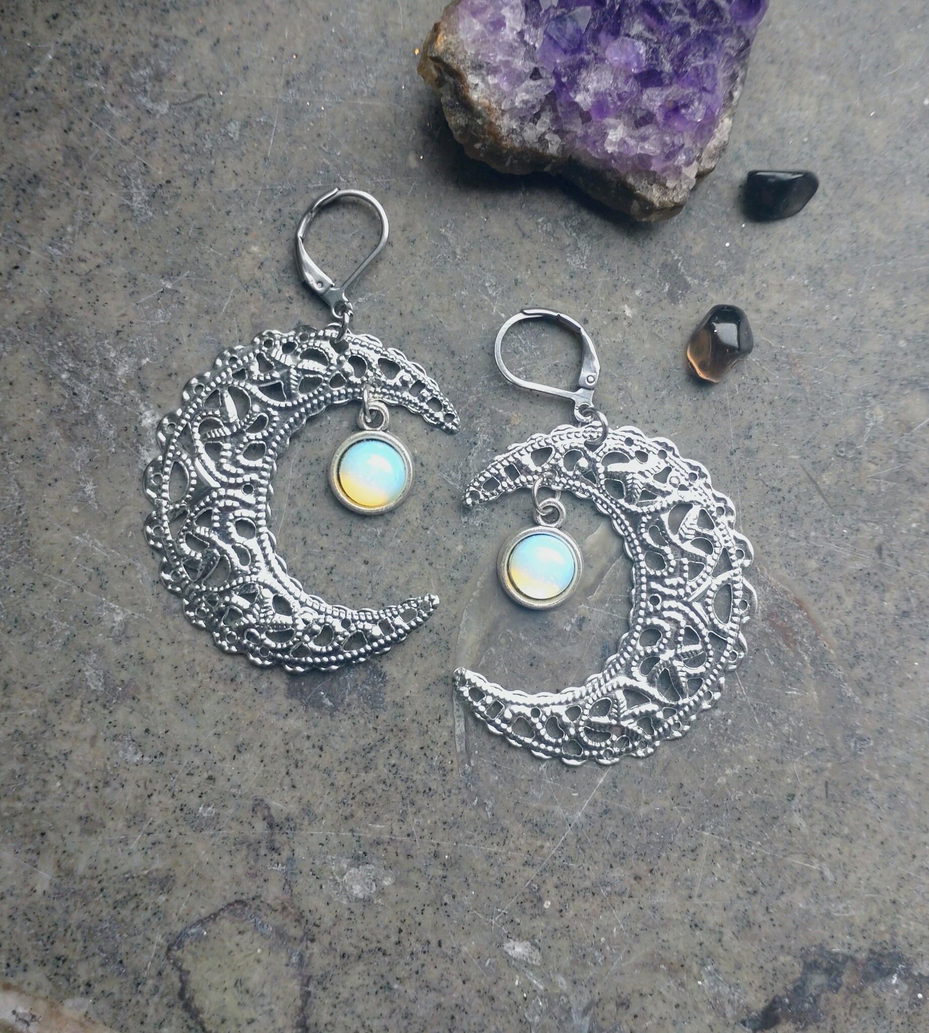 Silverfärgade Moon Magic örhängen med Opalit