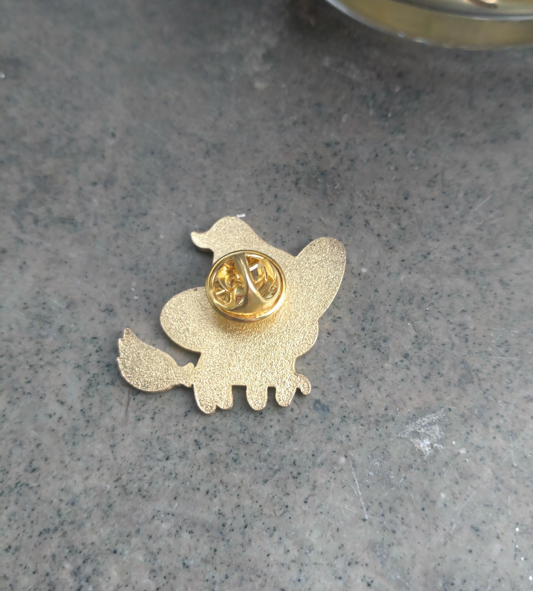 Pin Witch Kitty med guldfärgade detaljer