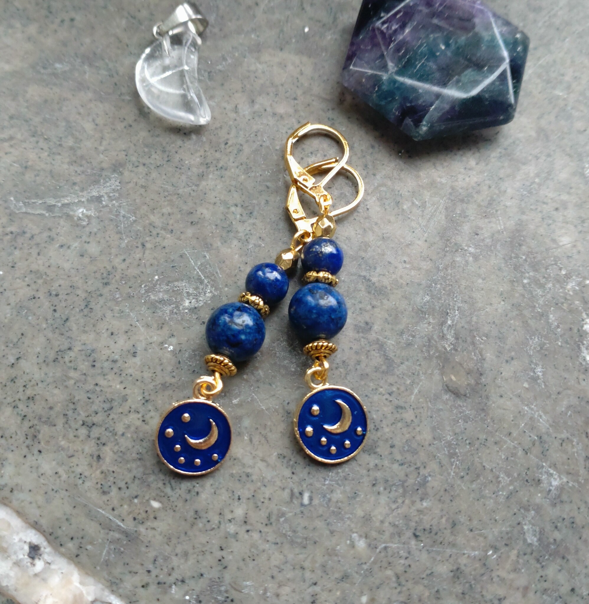 Moon Magic örhängen med Lapis Lazuli med måne och guldfärgade detaljer