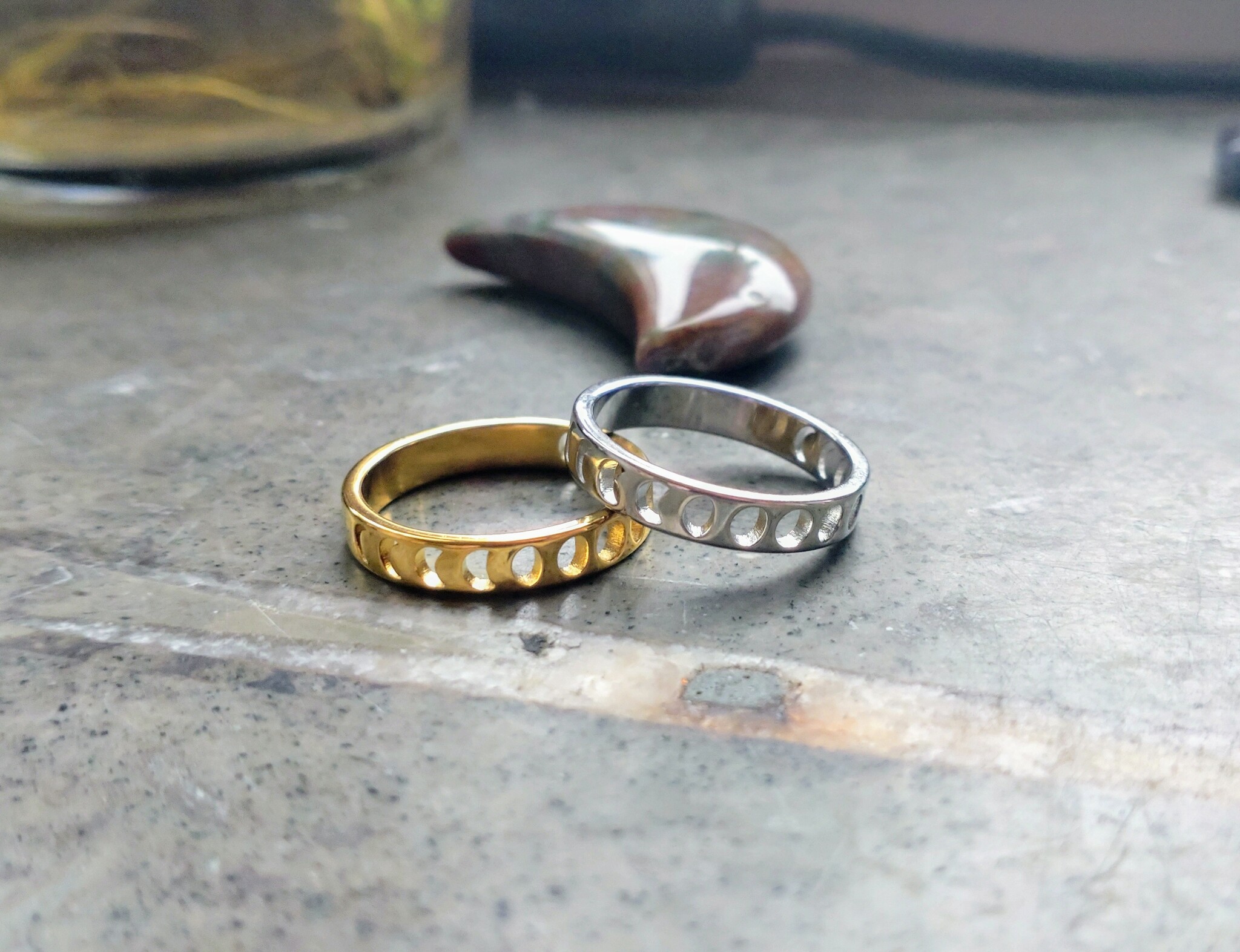 Guld och silverfärgade ringar med månfaser av rostfritt stål