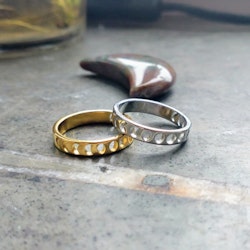 Guld och silverfärgade ringar med månfaser av rostfritt stål