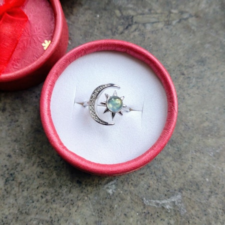 Silverpläterad ring med Labradorit i mån och stjärndesign