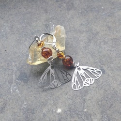 Luna Moth örhängen med Bärnsten och silverfärgade detaljer
