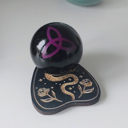 Klot av Obsidian med lila Triquetra