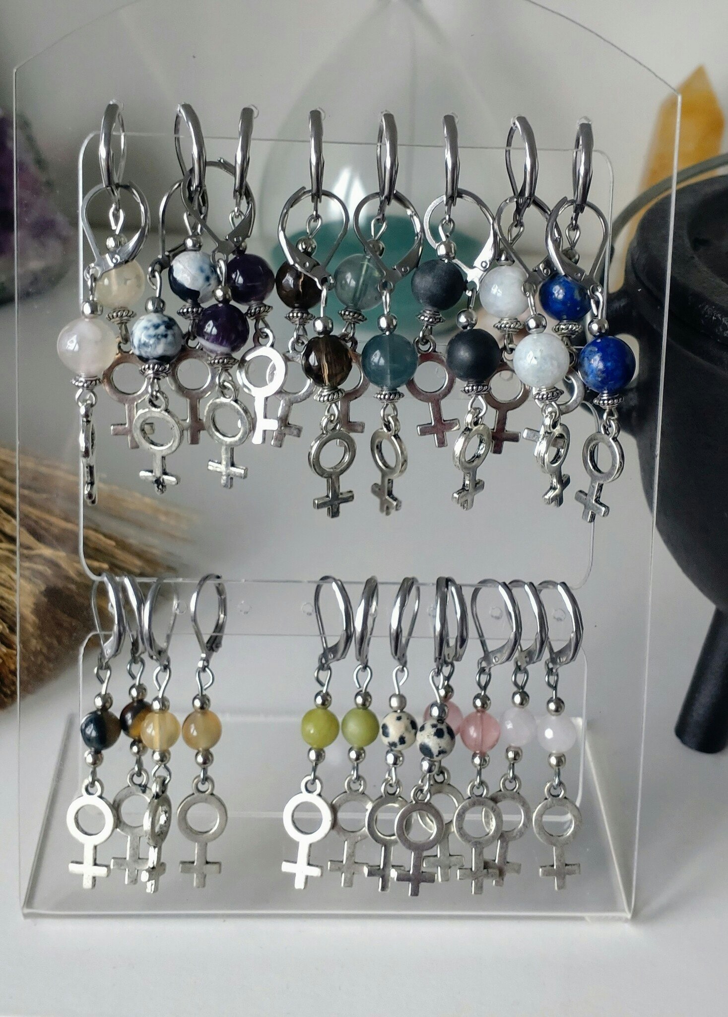 Silverfärgade örhängen med venus/kvinnosymbol och olika kristaller - Nymph  by Pamela