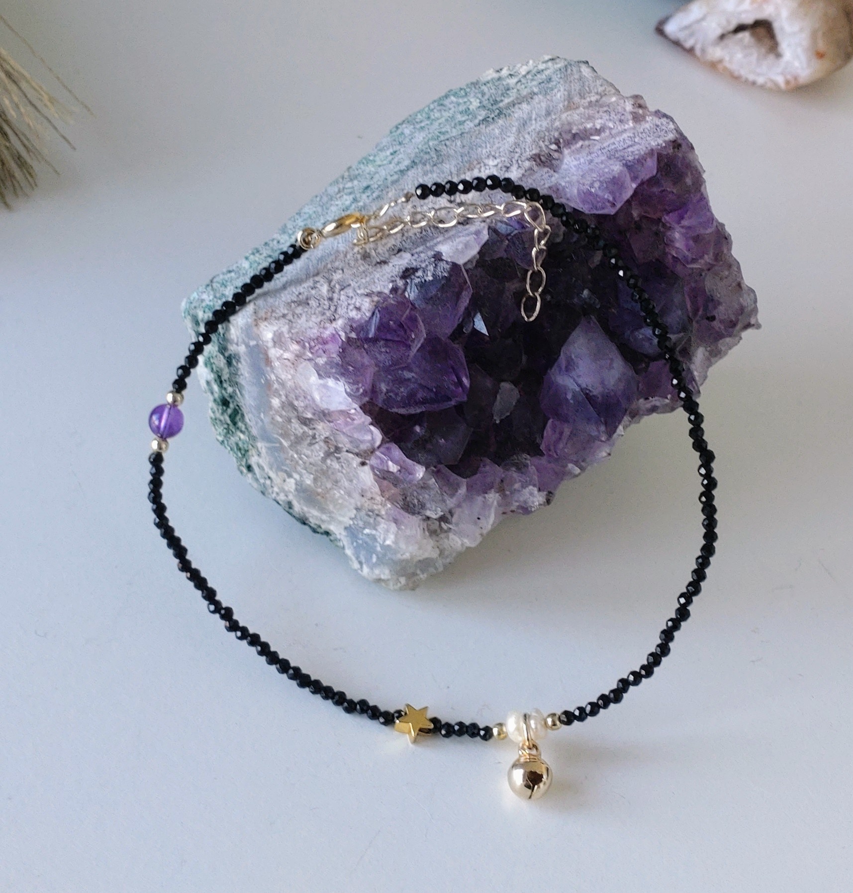 Ankelsmycke med Obsidian, Ametist, pärlor och guldfärgade detaljer