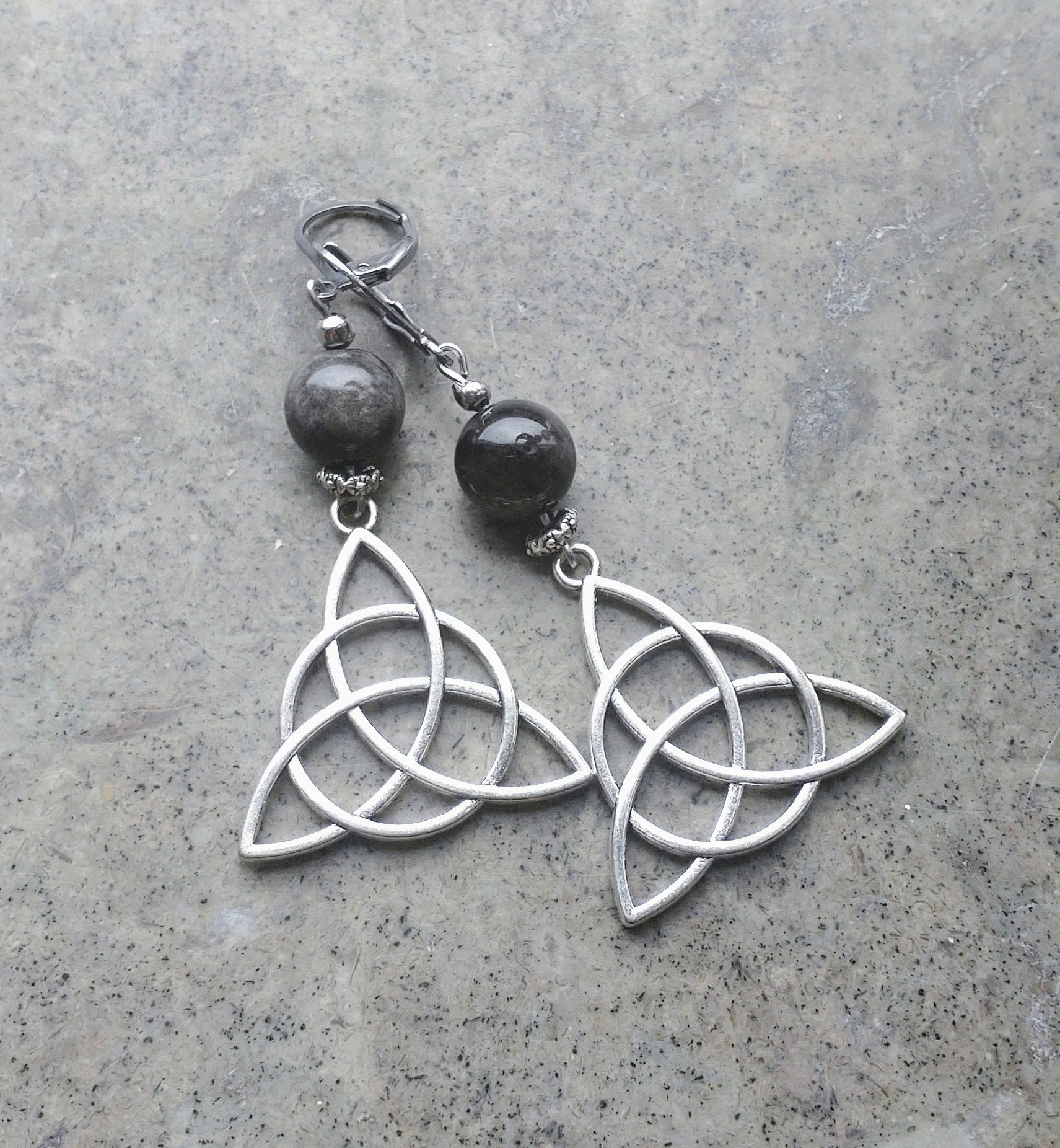 Örhängen med Silverobsidian, triquetra och antikt silverfärgade detaljer