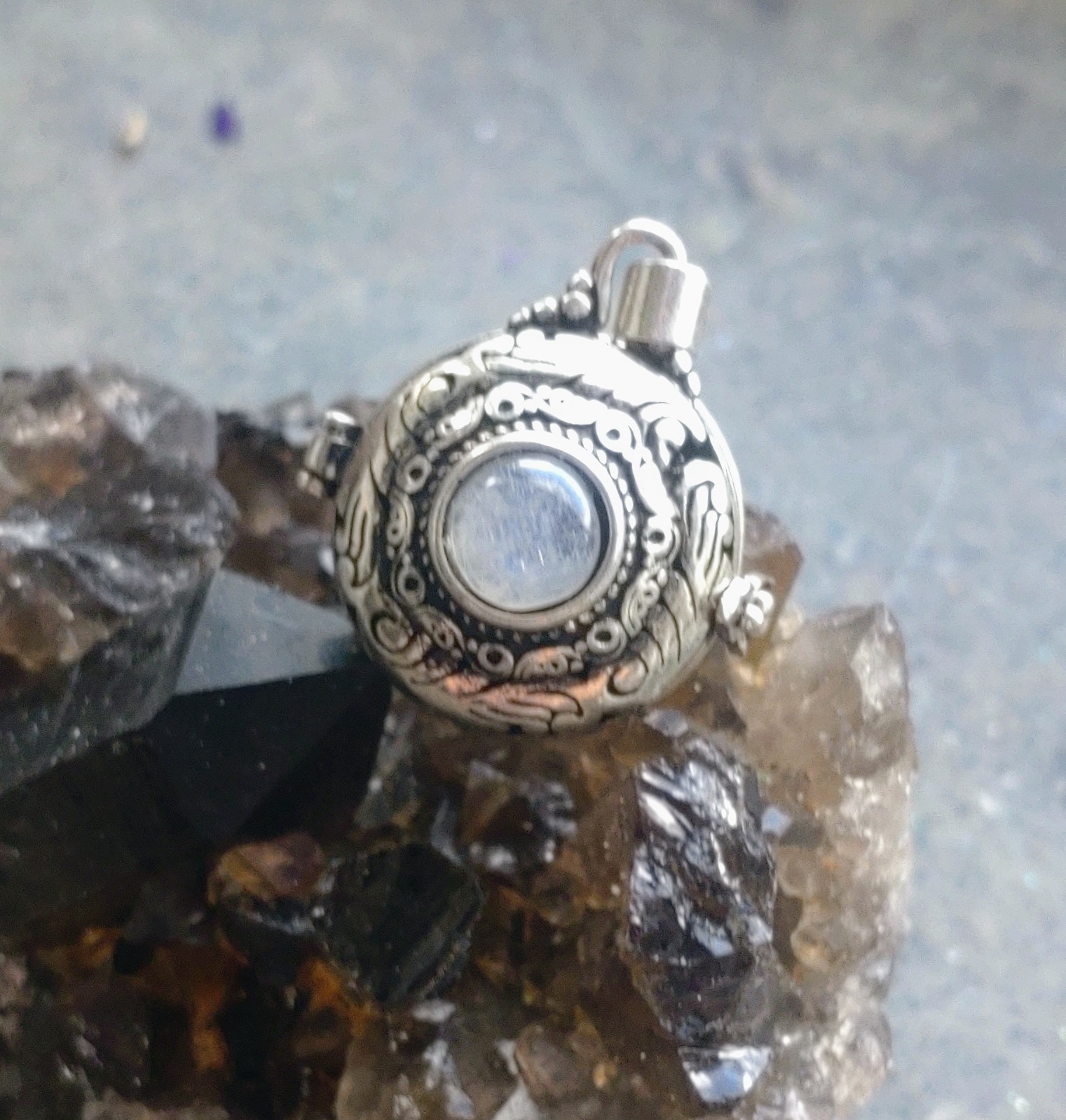 Antikt silverfärgade öppningsbara berlocker av olika kristaller i rund design