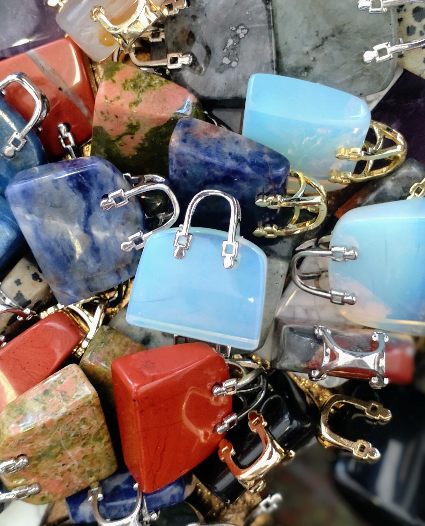 Handväska av olika kristaller med silver eller gulddetaljer
