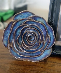 Blomma i melerade färger av Weronicas Keramik