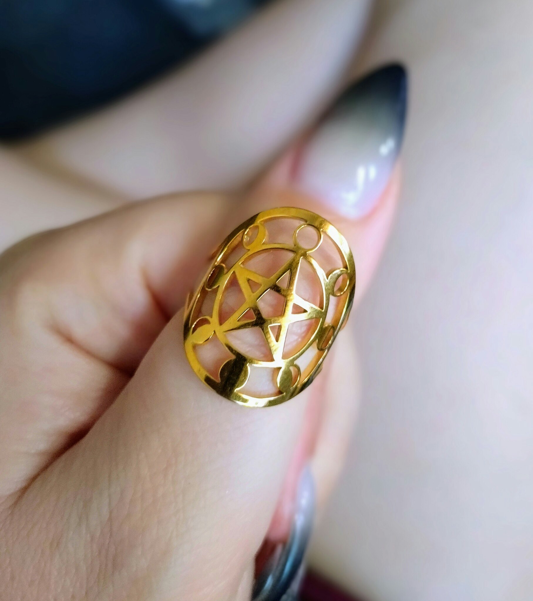 Guld och silverfärgad ring med pentagram och månfaser av rostfritt stål
