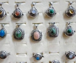 Antikt silverfärgade öppningsbara berlocker med olika kristaller i kvadrangelformad design