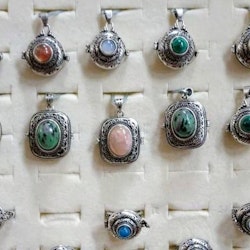 Antikt silverfärgade öppningsbara berlocker med olika kristaller i kvadrangelformad design
