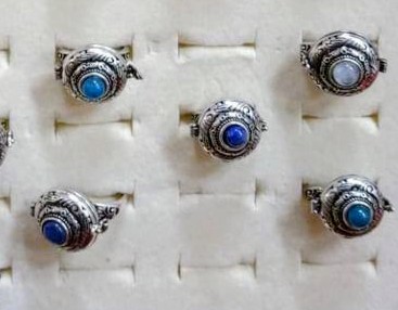 Antikt silverfärgade öppningsbara ringar med olika kristaller i rund design