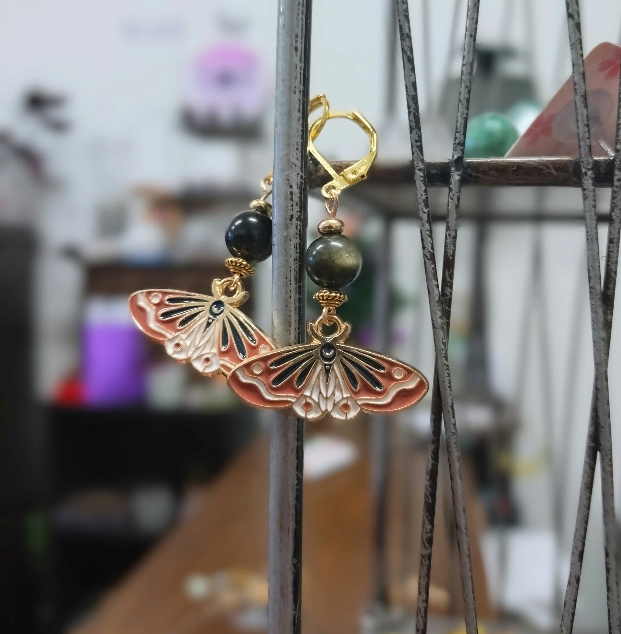 Luna Moth örhängen med Guldobsidian och guldfärgade detaljer