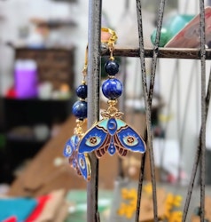 Luna Moth örhängen med Lapis Lazuli och guldfärgade detaljer