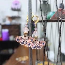 Luna Moth örhängen med Rosenkvarts, Ametist och guldfärgade detaljer