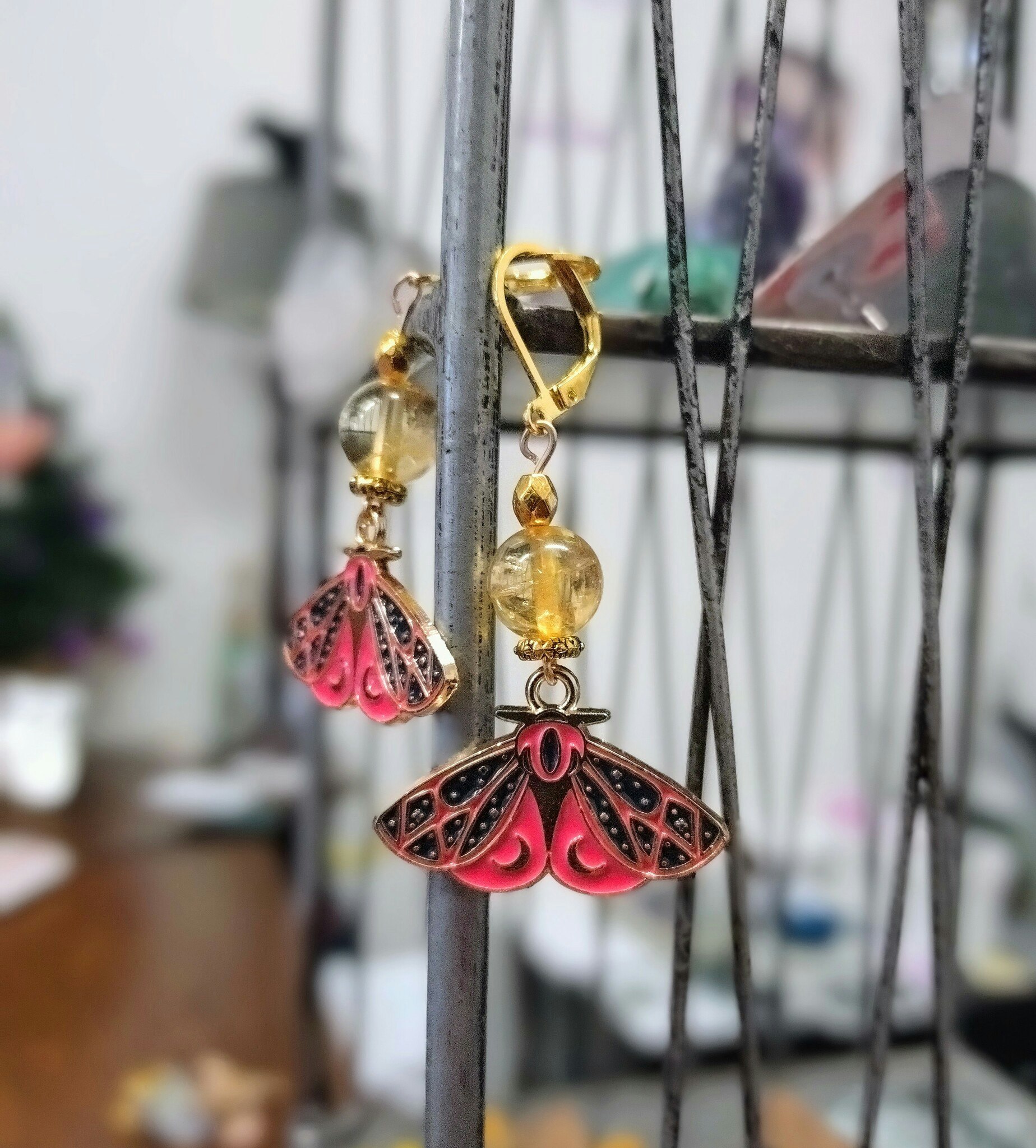 Luna Moth örhängen med Citrin och guldfärgade detaljer