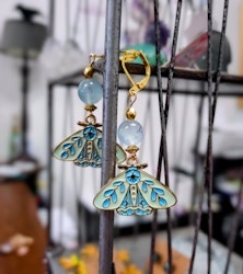 Luna Moth örhängen med Akvamarin och guldfärgade detaljer