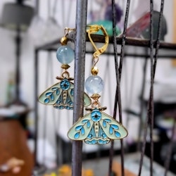 Luna Moth örhängen med Akvamarin och guldfärgade detaljer