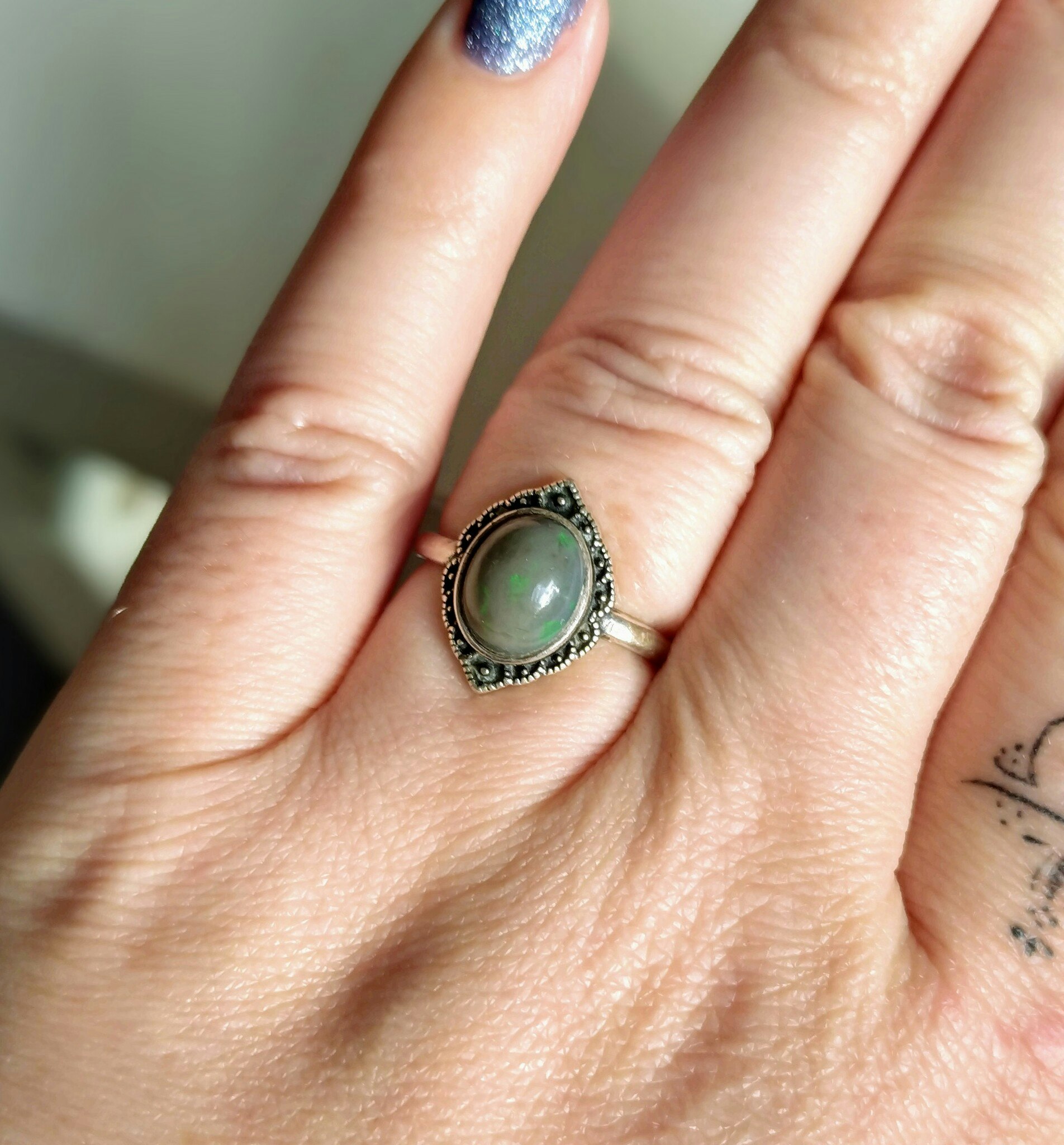 Ring med svart Opal i vintageinspirerad design av 925 silver