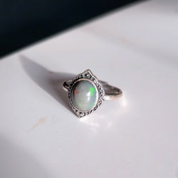 Ring med svart Opal i vintageinspirerad design av 925 silver