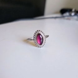 Ring med mörkrosa Granat i vintageinspirerad design av 925 silver
