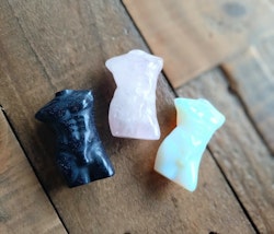 Manskropp av olika kristaller 5 cm