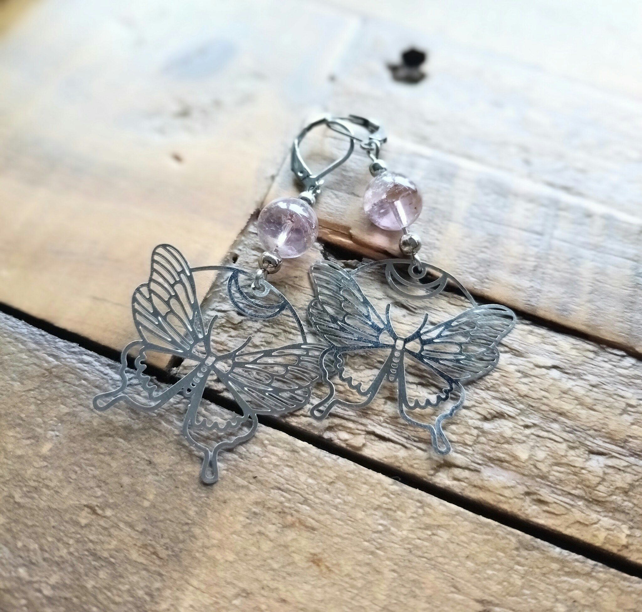 Örhängen Moon Magic Butterfly av rostfritt stål och olika kristaller
