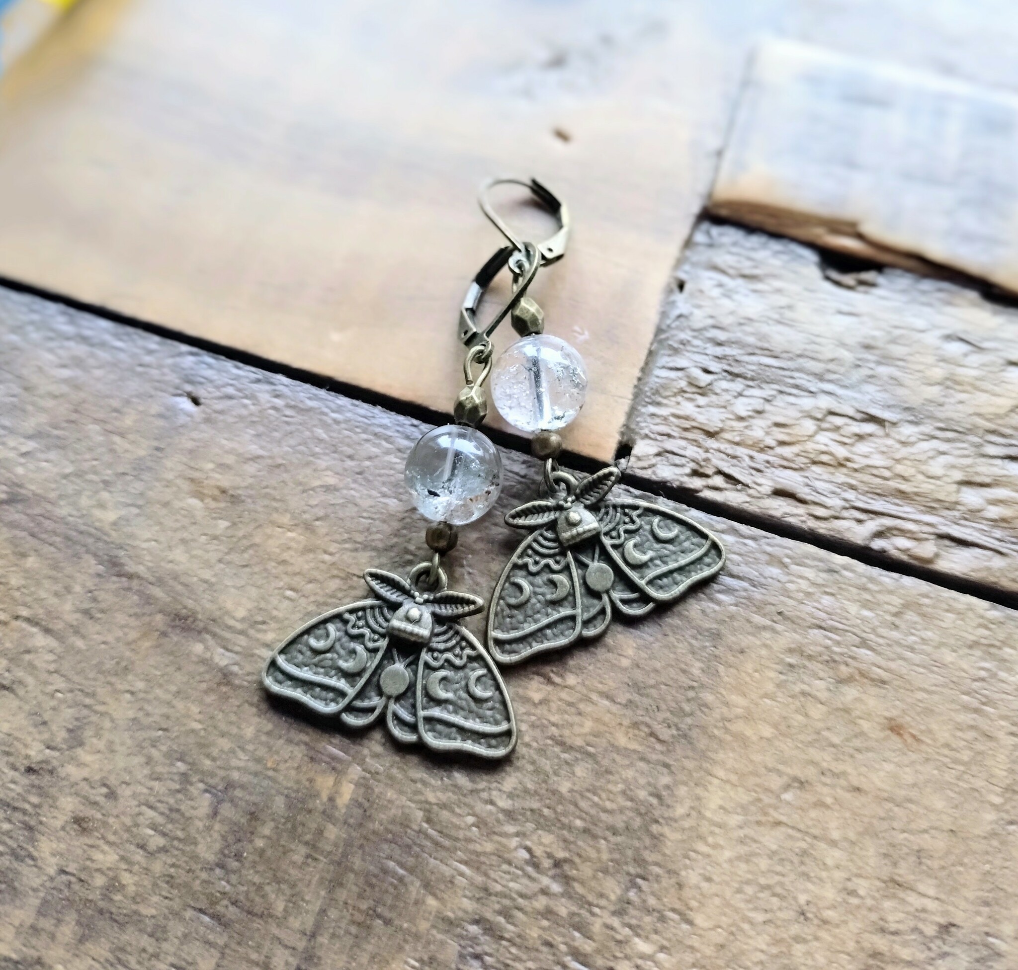 Luna Moth örhängen med Trädgårdskvarts och antikt bronsfärgade detaljer