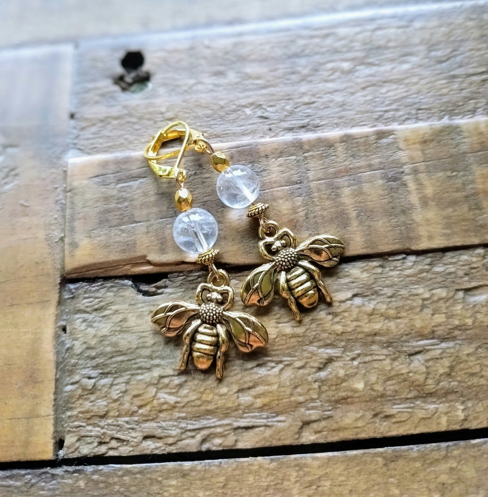 Queen Bee hängen med Bergkristall och guldfärgade detaljer