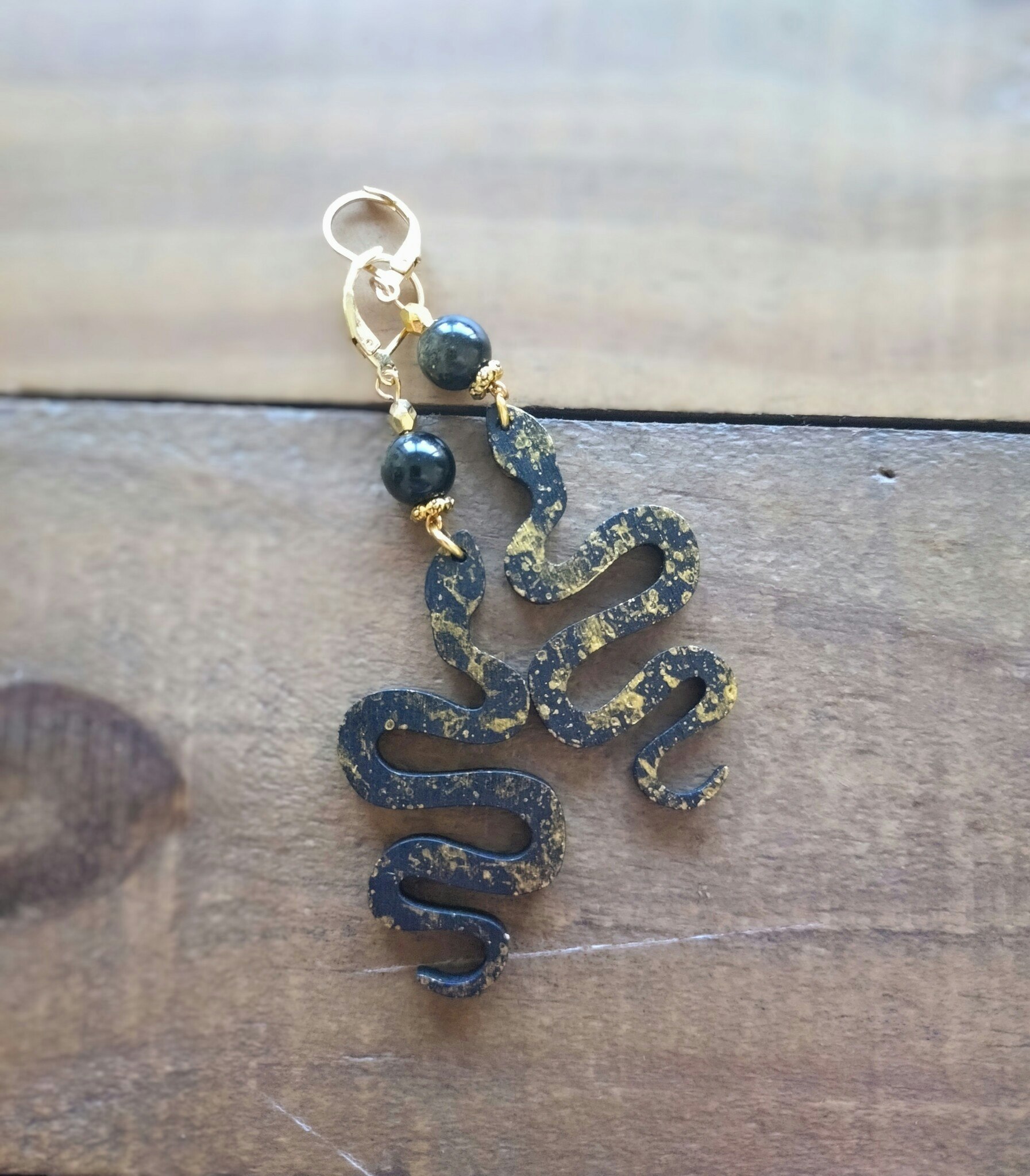 Örhängen med Guldobsidian, slingrande ormar och guldfärgade detaljer