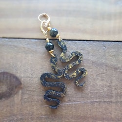 Örhängen med Guldobsidian, slingrande ormar och guldfärgade detaljer