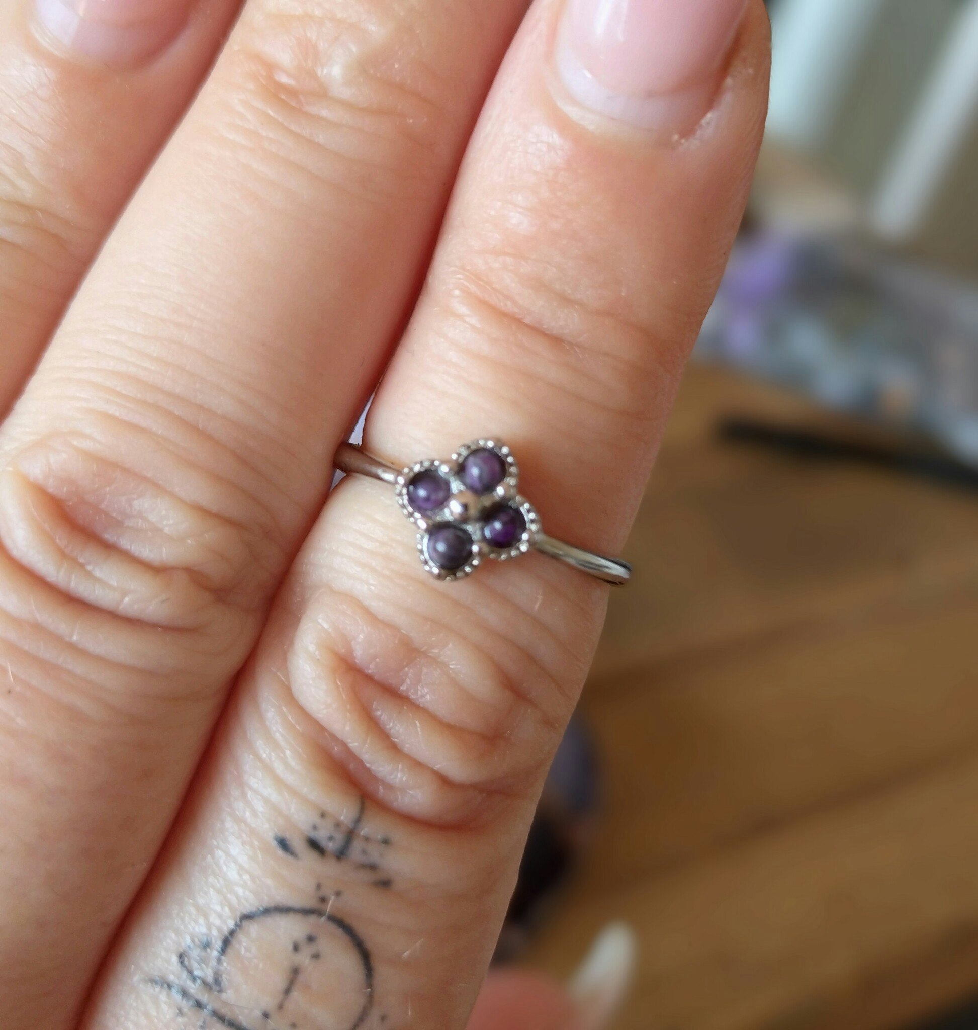 Ring med Sugilit i blomdesign