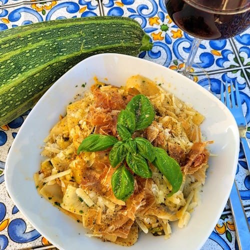 Pasta med gremolata, zuccini och tomatsås
