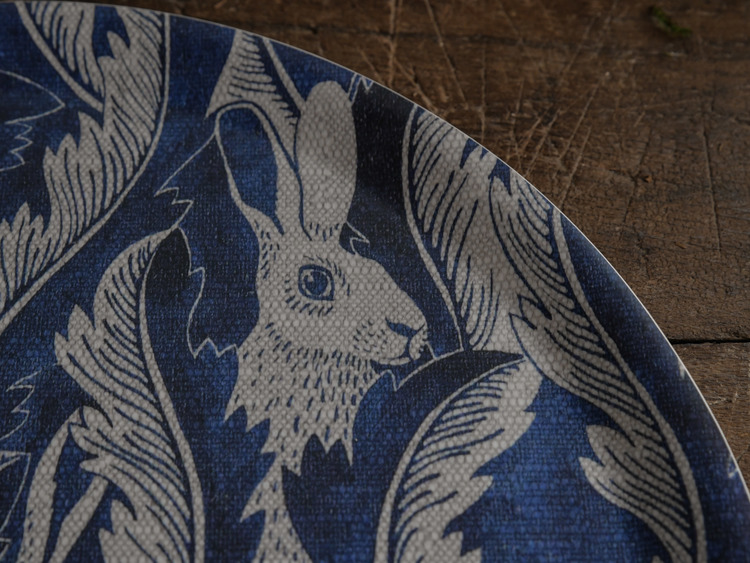 Bricka Hares in hiding blå  38 cm
