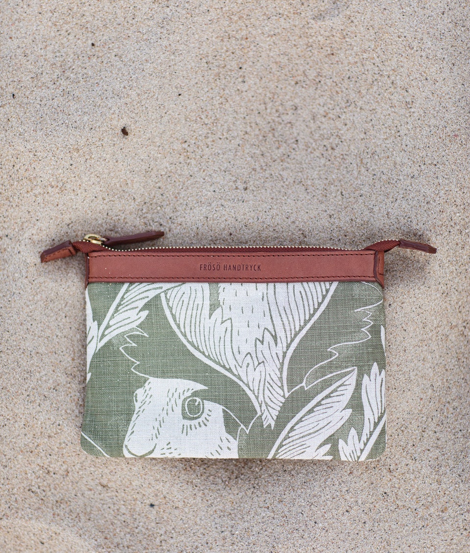 Pouch Nettan "Hares in hiding" grön