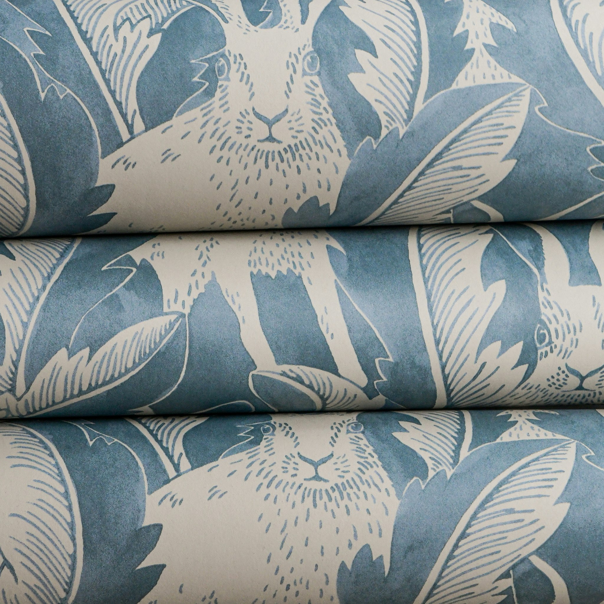 Tapet Hares in hiding Smokey Blue