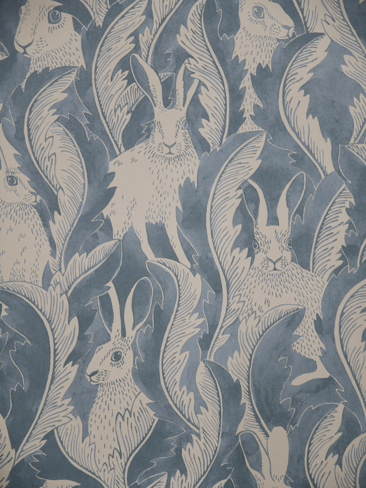 Tapetprov Hares in hiding Smokey Blue