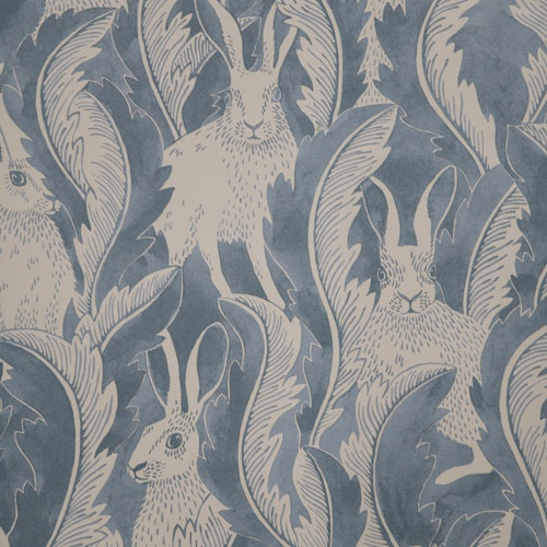 Tapetprov Hares in hiding Smokey Blue