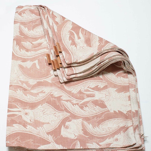 Kuddfodral outlet - Hares in Hiding rosa 70x50cm