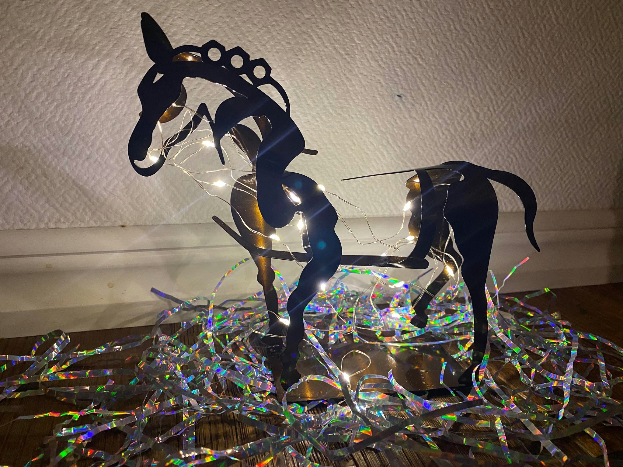 Handgjord häst i mässing´med ljusslinga