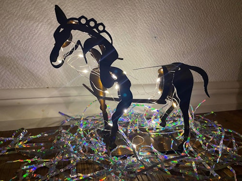 Handgjord häst i mässing´med ljusslinga
