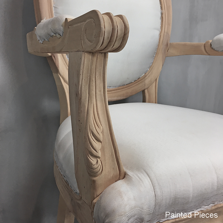 Stor handsnidad karmstol tillverkad av certifierad och hållbart odlad mahogny.