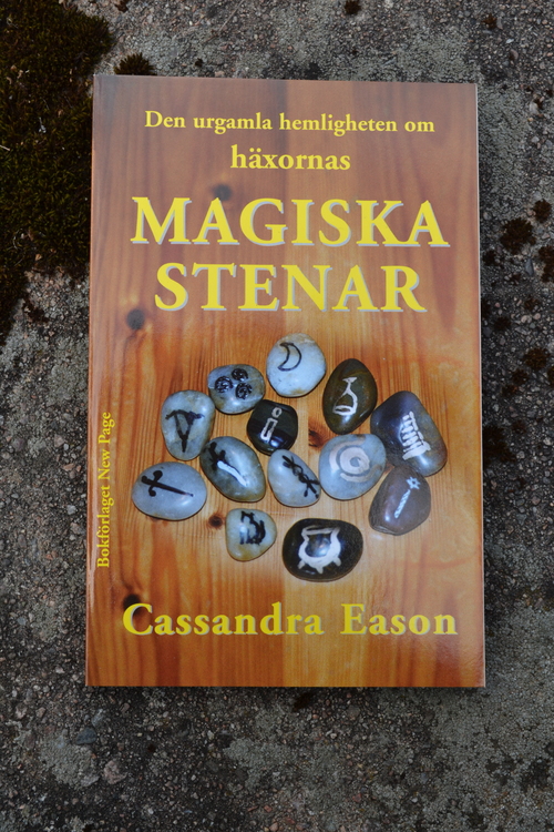 Den urgamla hemligheten om häxornas magiska stenar, Cassandra Eason