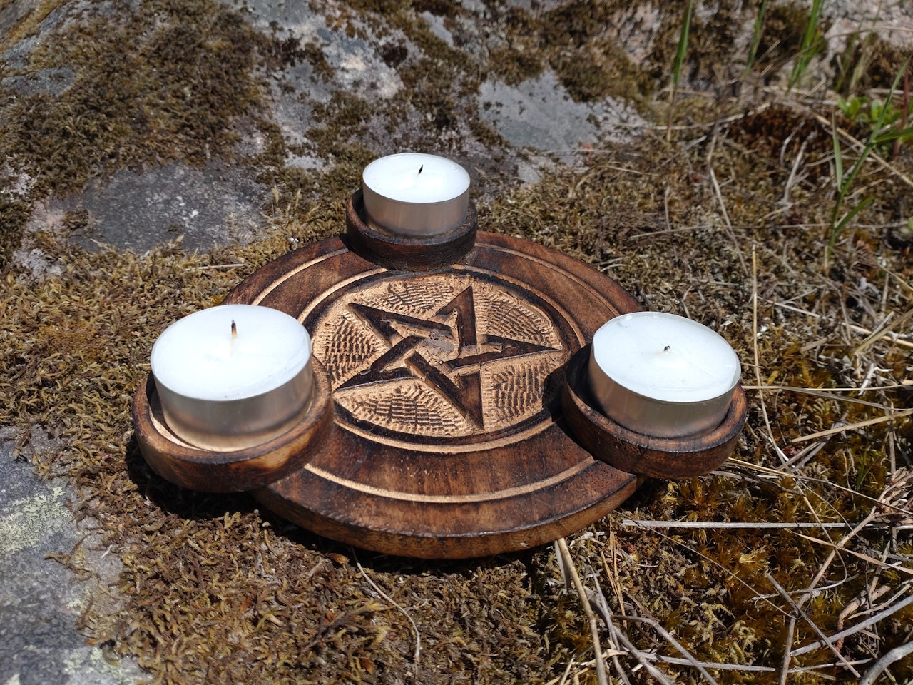 Ljushållare i trä med pentagram