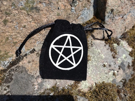 Sammetspåse, svart pentagram