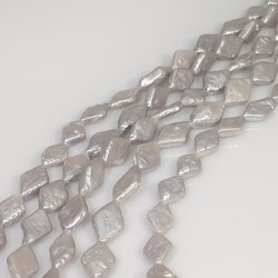 Silvergrå rombformade  pärlor 8 mm