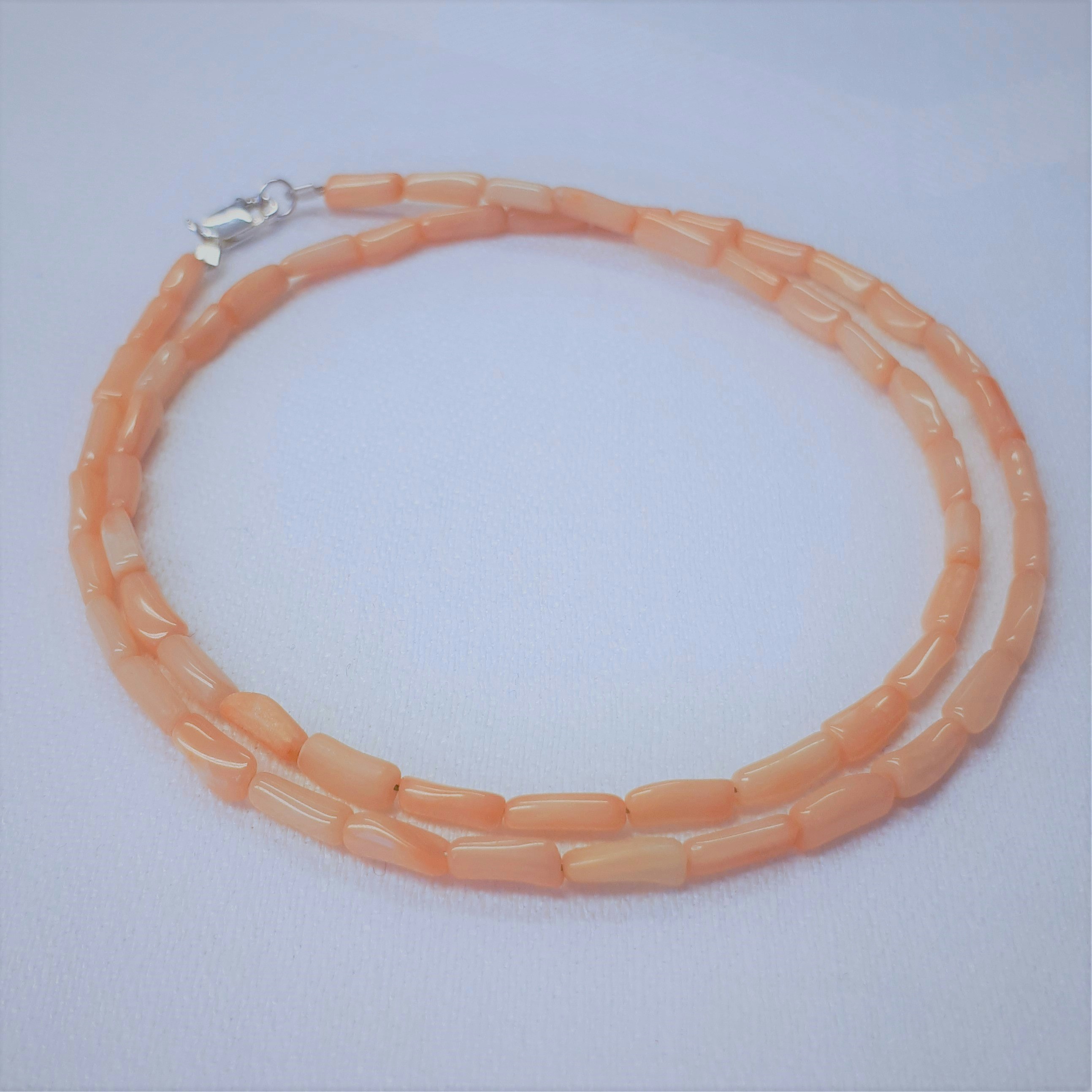 Halsband med korallstavar
