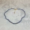 Små blå pärlor i trendigt kort halsband 45-49cm